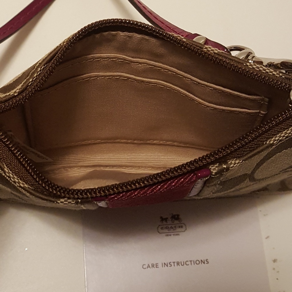 Coach Wristlet Passion Berry NWT - Picture 5 of 5